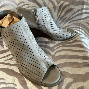 *AK* Akreesey Suede Wedge Shootie